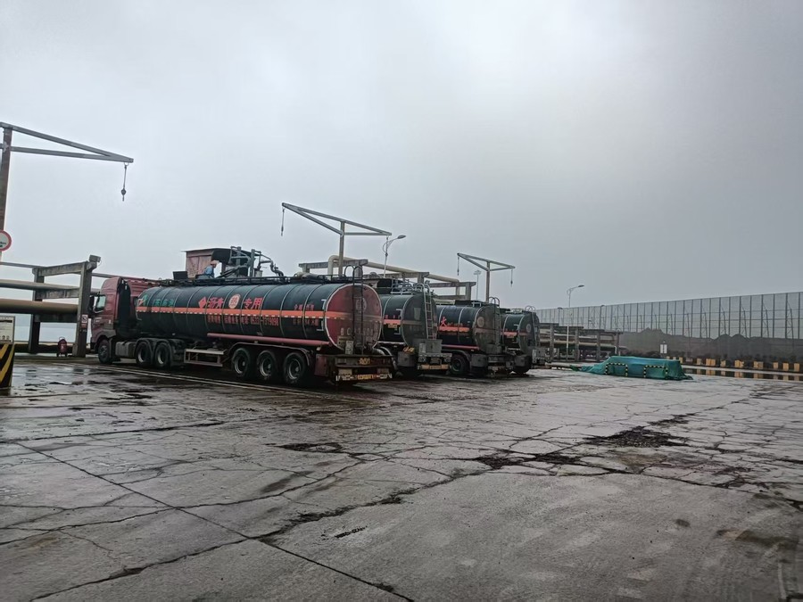 冲刺不停步，攻坚战正酣——沥青星空网官网首页入口_星空（中国）
“双节”期间完成5000吨进口沥青接卸工作
